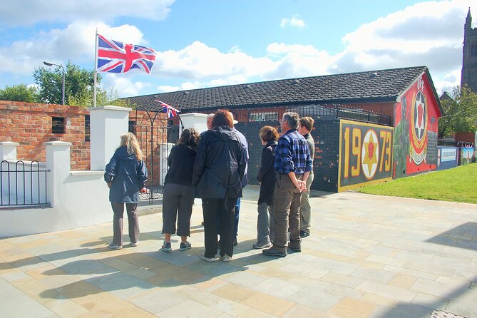 1 Hour Express Belfast Taxi/Cab Tour History, Murals, Troubles - Signing the Peace Wall