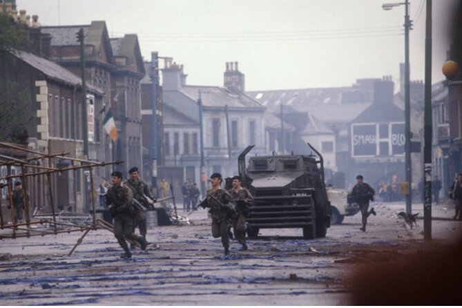2 Hour Terror and Mural History Belfast taxi Private Tour - The International Wall and the politics of public art