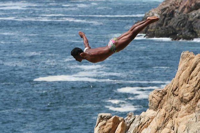 4Hrs City Tour Exclusively for Hotels, Divers, Chapel & Mural. - La Quebrada and Acapulco’s cliff divers