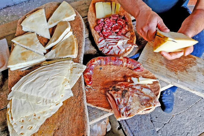 4x4 tour of Orgosolo: Murals and typical lunch at the shepherd's - Why this Orgosolo day is different