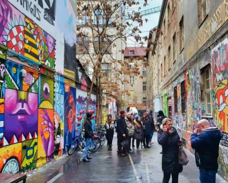 Alternative Berlin / Street art tour - Private group - Following graffiti beyond the photo stop