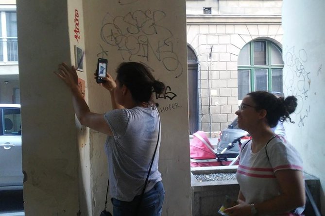 Alternative Street Art Free Walking Tour of Budapest - What the guide adds to the experience
