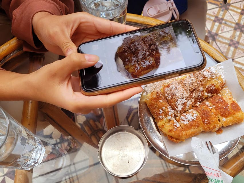 Athens: Street Art Treasure Hunt with Food Stop - How much help will you get?