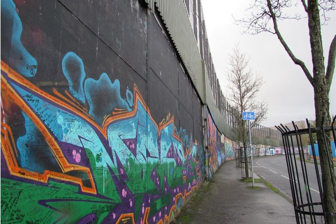 Belfast: Murals Taxi Tour - West Belfast, Bombay Street, and the memorial garden