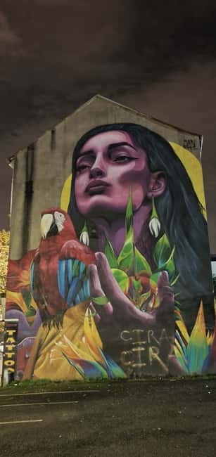 Belfast : Pub Music , Street Art Experience Walking Tour - Inside Belfast’s famous pub doors
