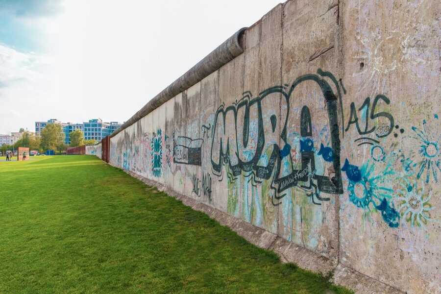 Berlin: Graffiti Workshop at the Berlin Wall - The photographer adds real value