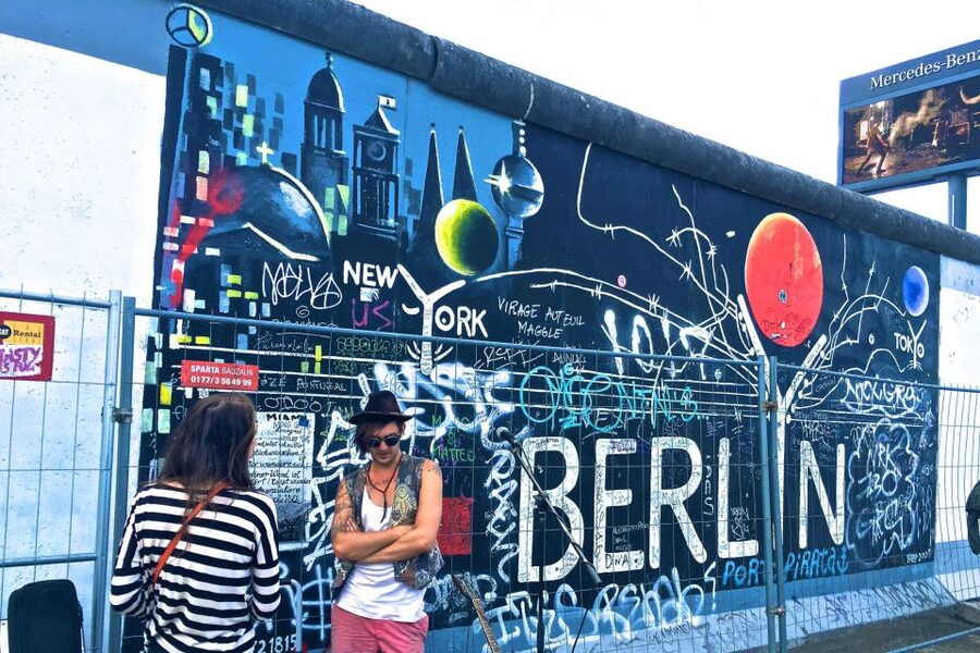 Berlin : Private Street Art Walking Tour (Private Tour) - Monuments and museums from the outside