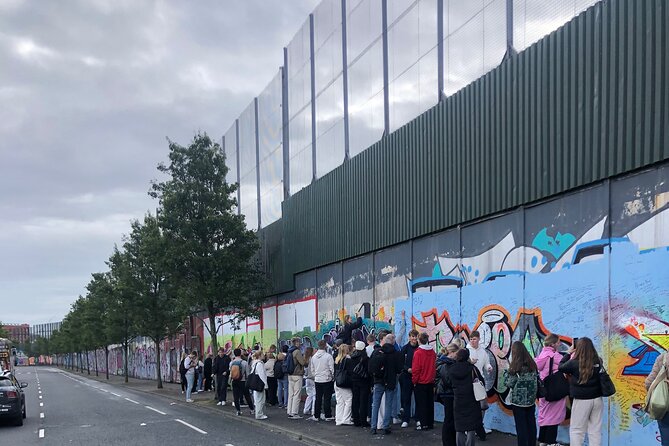 Black Taxi Tour of Belfast – Politics, Murals peace walls Tour - Reading the Shankill Road murals