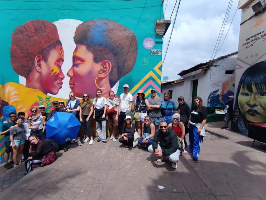 Bogotá: Graffiti Tour el mejor recorrido de arte urbano - Reading the first murals and learning the basics