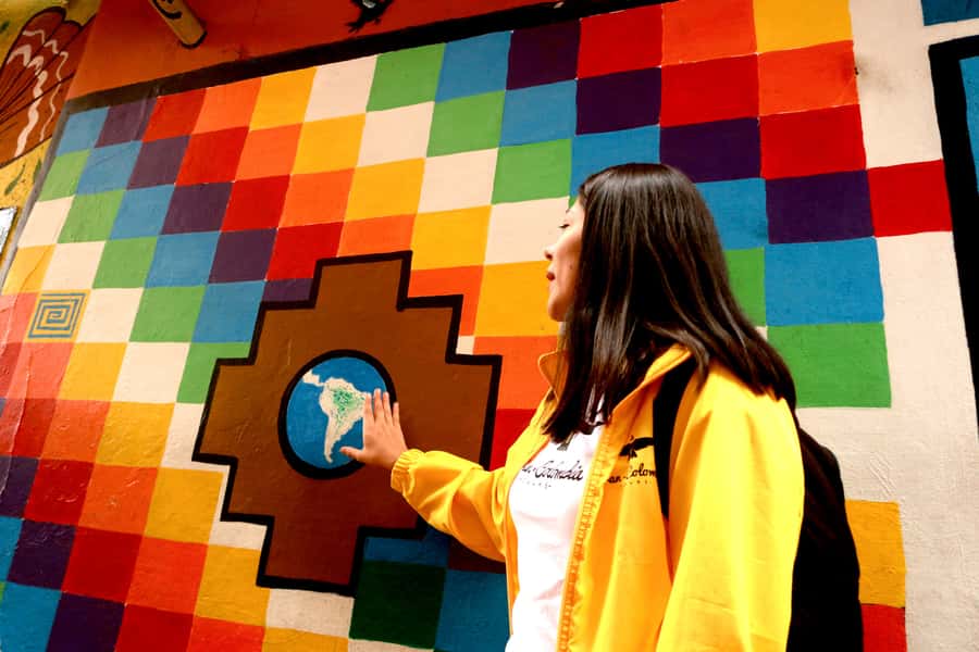 Bogotá: La Candelaria Graffiti & Urban Art Guided Tour - La Concordia Market and the everyday side of the district