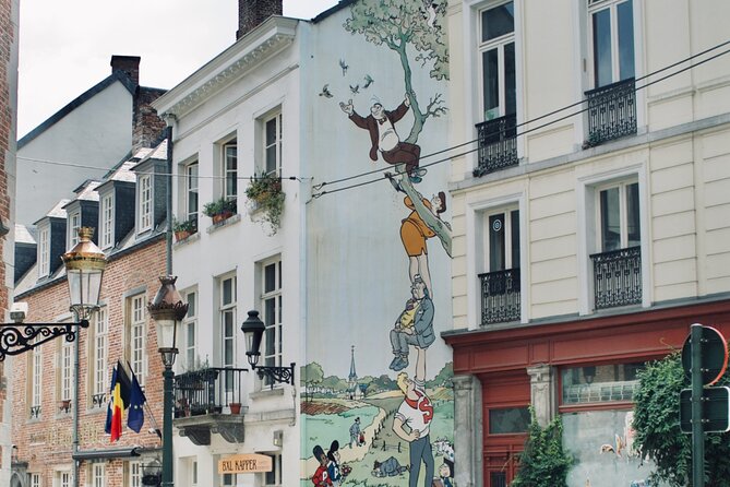 Brussels "Land of Comics": Street Art & Walking Tour - Tintin, Yoko Tsuno, and the buildings between the clues