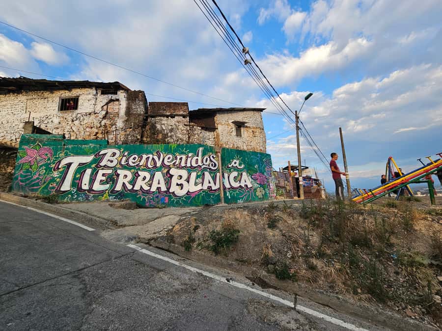 Cali: Comuna 20 Siloé Street Art Tour - Riding the cable car for about 10 minutes