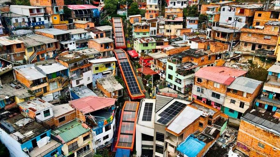 City Tour: Graffiti Tour Comuna 13 + Downtown Medellín - What the private format adds