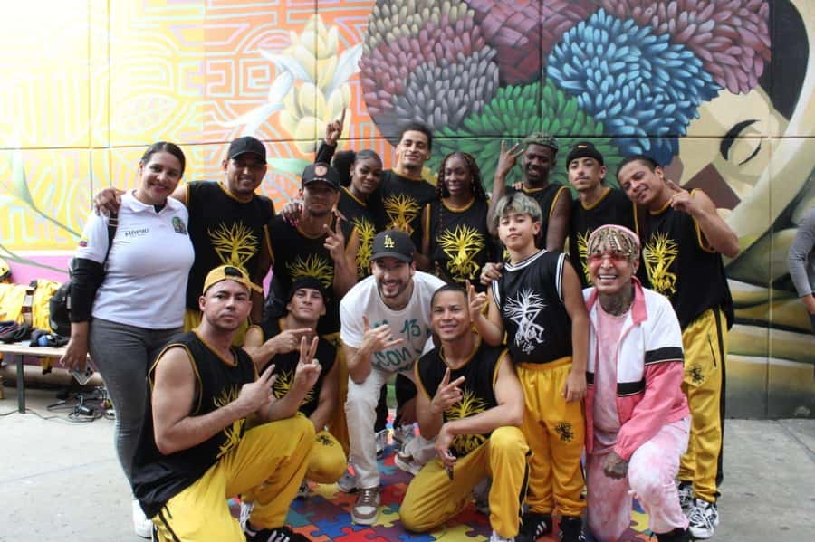 Complete Tour in Comuna 13: Graffiti, History and Street Delights - Why Comuna 13 feels different from a typical city tour