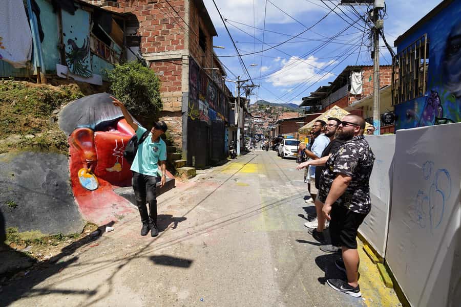 Complete Tour in Comuna 13: Graffiti, History and Street Delights - Graffiti with a story behind it