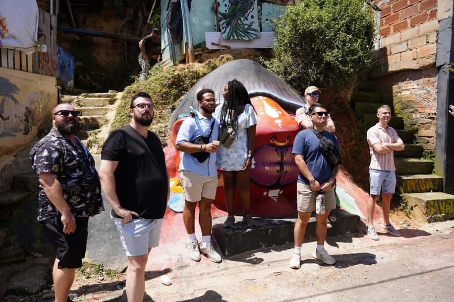 Complete Tour in Comuna 13: Graffiti, History and Street Delights - Galleries, photo stops, and street-level details