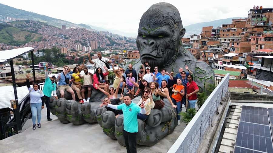 Complete Tour in Comuna 13: Graffiti, History and Street Delights - Finding the green umbrella at San Javier
