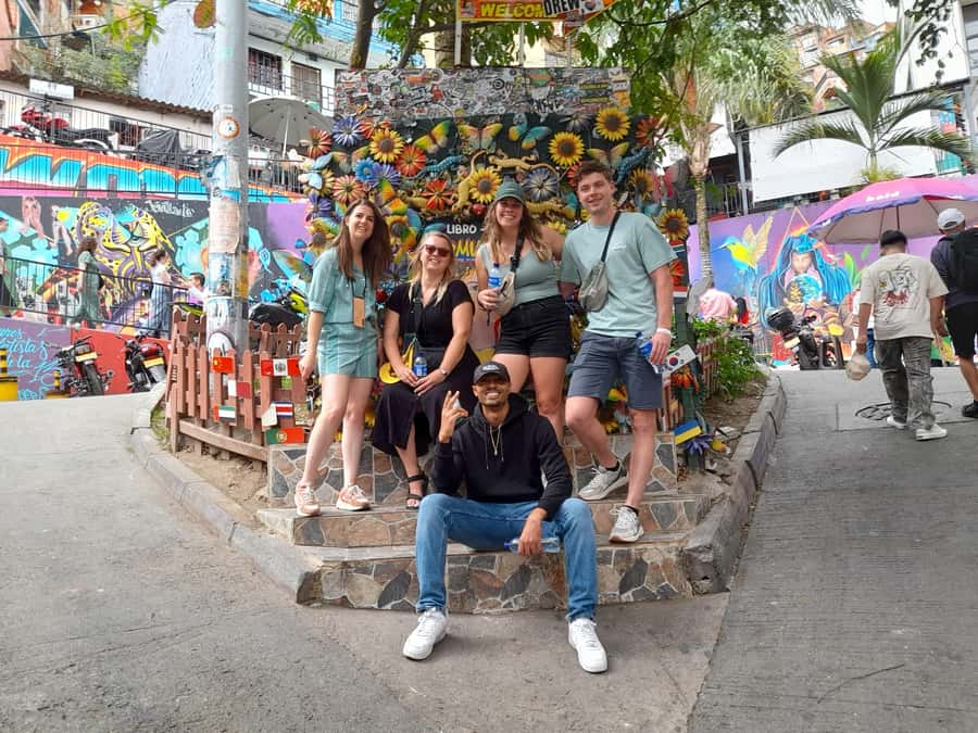 Comuna 13: Graffiti tour & Street Food/drink with telesferic - What this Comuna 13 tour is really about