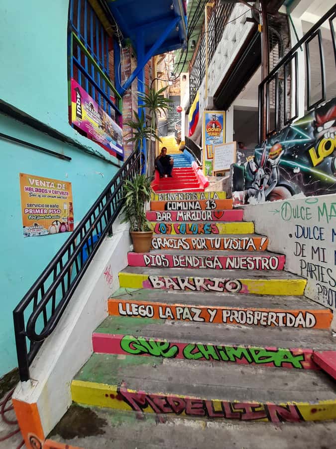 Comuna 13: Graffiti tour & Street Food/drink with telesferic - First tastes: ice cream and street food