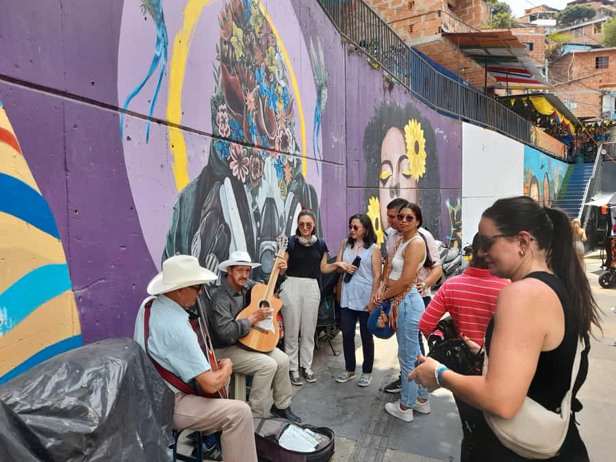 Comuna 13: Graffiti tour & Street Food/drink with telesferic - Walking through the graffiti streets
