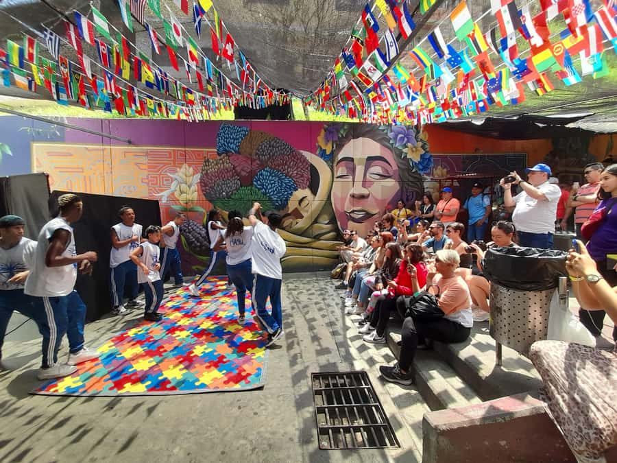 Comuna 13: Graffiti tour & Street Food/drink with telesferic - History beyond the photo stops