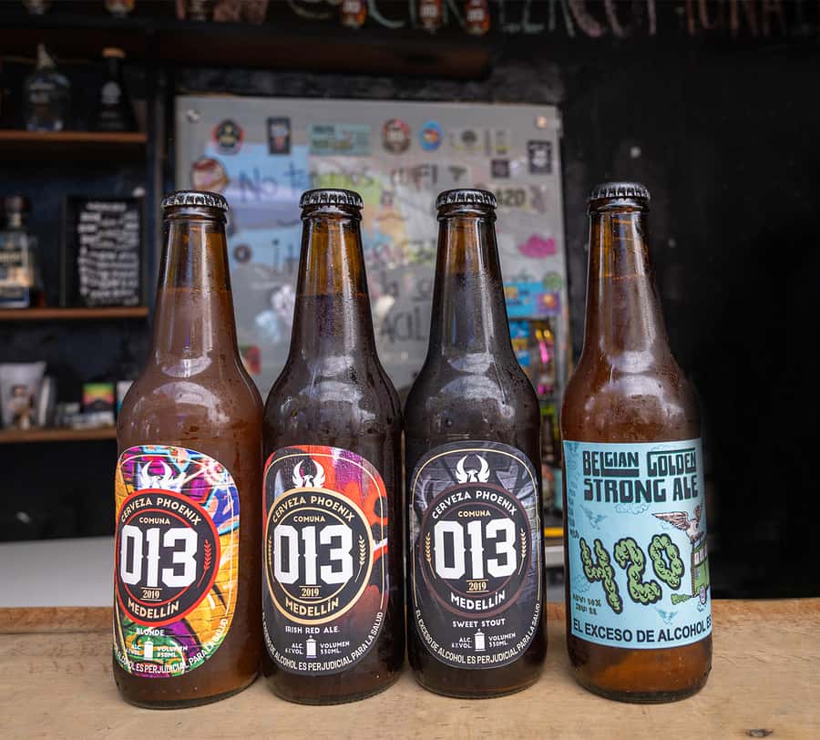 Comuna 13: Graffiti Tour with Tasting, Live Show, & Gallery - Live dance and singing in Comuna 13