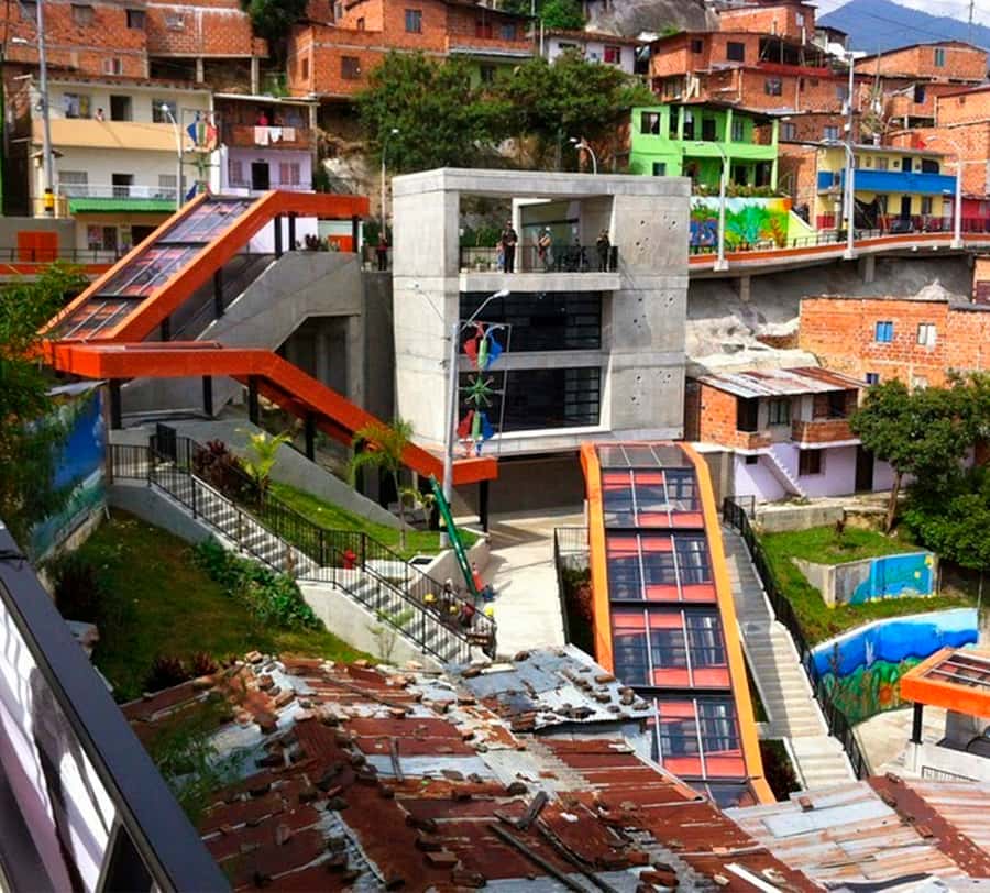 Comuna 13: Graffiti Tour with Tasting, Live Show, & Gallery - Walking through murals and music