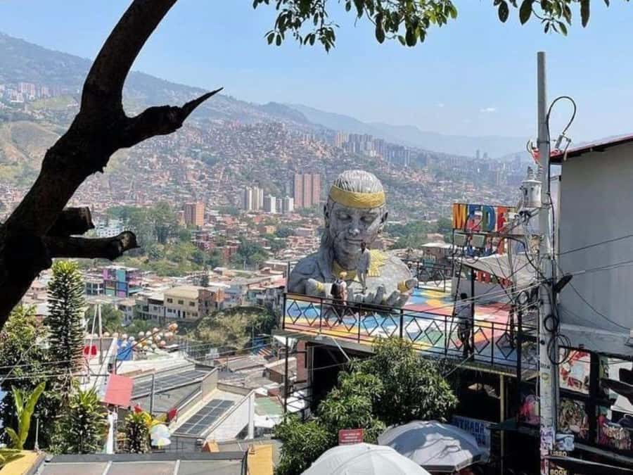 Comuna 13: Recorrido de Arte Urbano, Cultura y Resiliencia - Why Comuna 13’s escalators matter