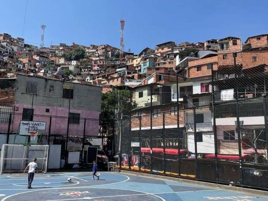 Comuna 13: Recorrido de Arte Urbano, Cultura y Resiliencia - Meeting at Viajeros MAC