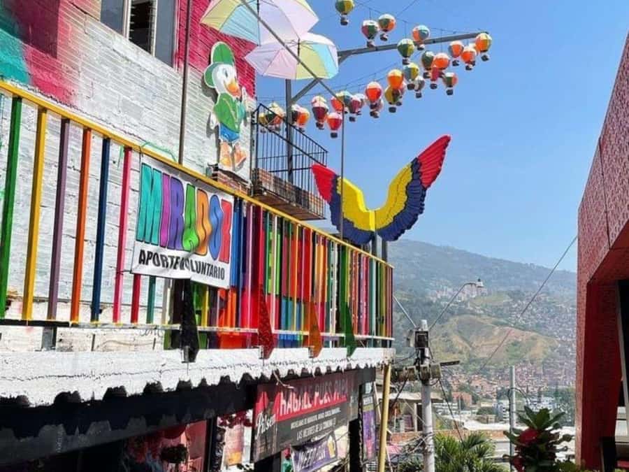 Comuna 13: Recorrido de Arte Urbano, Cultura y Resiliencia - Coffee, snacks, and a local café stop