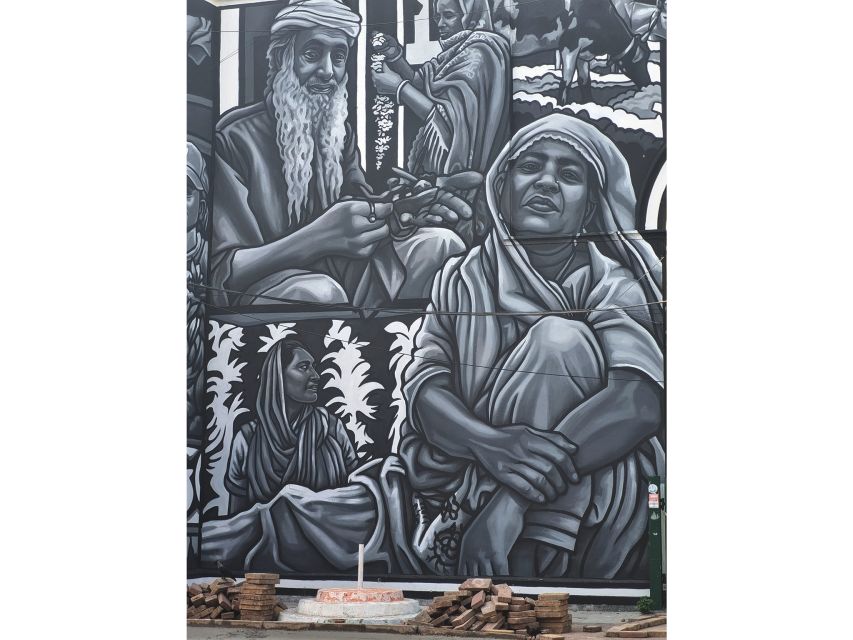 Delhi: Explore Delhi's Street Art & Visit to an Art Centre - Riding a tuk-tuk through the city