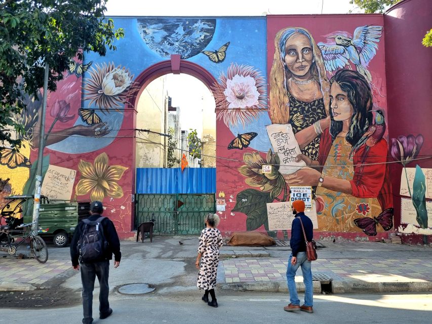 Delhi Street Art Tour: Explore the Murals & Visit a Stepwell - Walking through Lodhi Art District