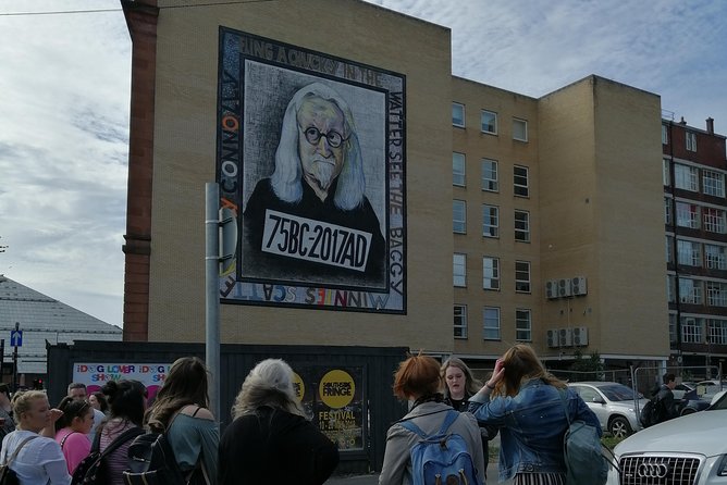 Glasgow Street Art Daily Walking Tour: 2pm - Bubbles shows two artists working together