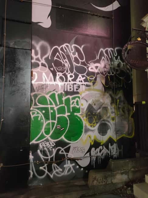 Graffiti in Tokyo Walking Tour: Shibuya and Harajuku - Reading Shibuya beyond the famous crossing