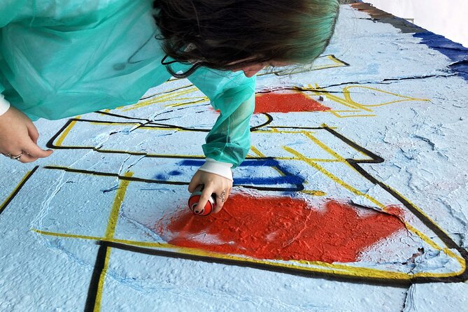 Graffiti Workshop Berlin with professional graffiti artists - Painting a shared wall piece
