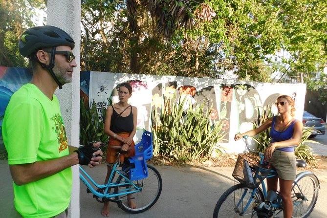 Graffitis & Munchies biketour Playa del Carmen - Starting at the Palacio Municipal
