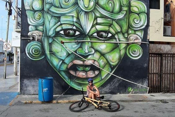 Graffitis & Munchies biketour Playa del Carmen - Calle Corazon and Playa’s public art