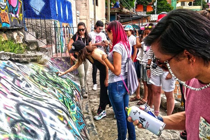 History and Street Art Tour in Comuna 13 - A small group makes the walk more useful