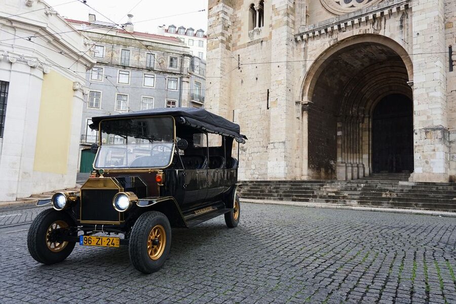 Lisbon: 3-Hour Street Art Tuk Tuk Tour - Key points at a glance