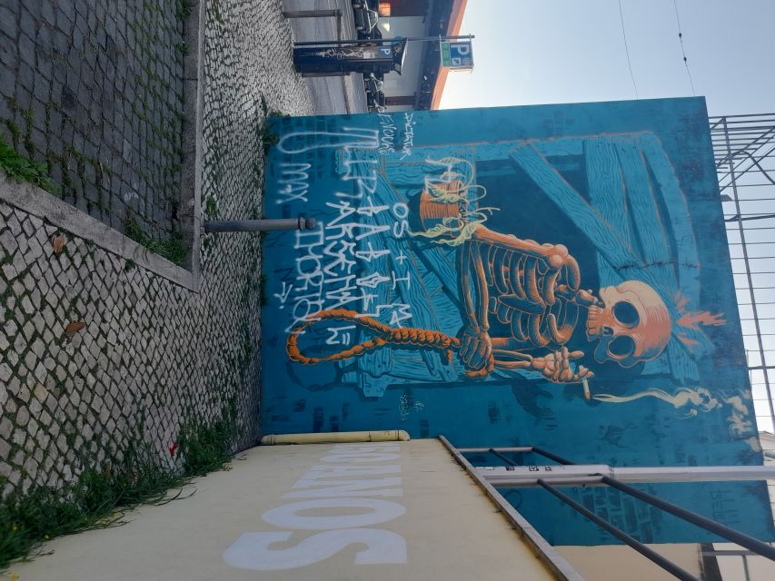 Lisbon: Private Tuk-Tuk Street Art Tour for 2,5 hours - Graça Historic District: art with a hill-country feel