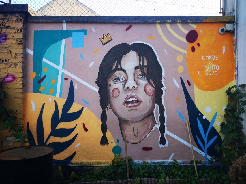 Lisbon: Street Art Tuk Tuk Tour - What the tuk-tuk adds to the experience