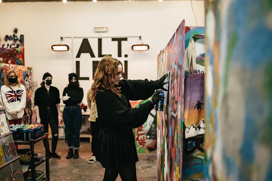 London: East End Street Art Tour and Spray Painting Workshop - The 45-minute spray-painting class