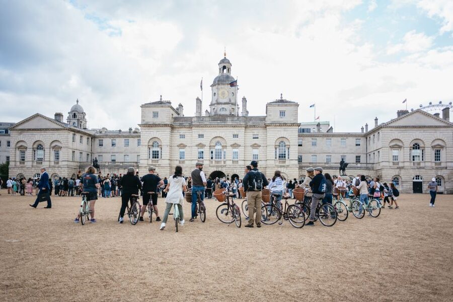 London: Landmarks & Secrets Bike Tour with Pub & Street Art - Westminster’s courtyards and royal streets