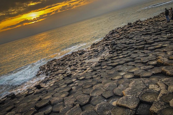 Luxury Giants Causeway Tour in Mercedes + FREE Belfast Mural Tour - Who will get the most from this tour