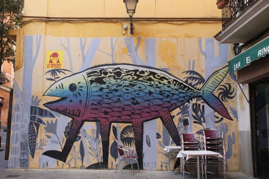 Madrid: Street Art Tour with Local Graffiti Hunter - Esta es una Plaza: art shaped by community use