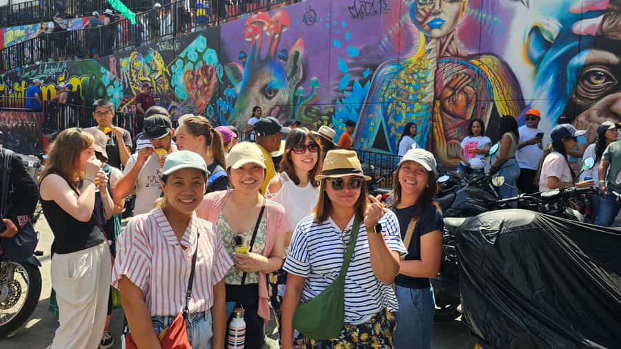 Medellín: Comuna 13 and Graffiti Guided Tour with a Local - Murals, galleries, and the first look at Comuna 13