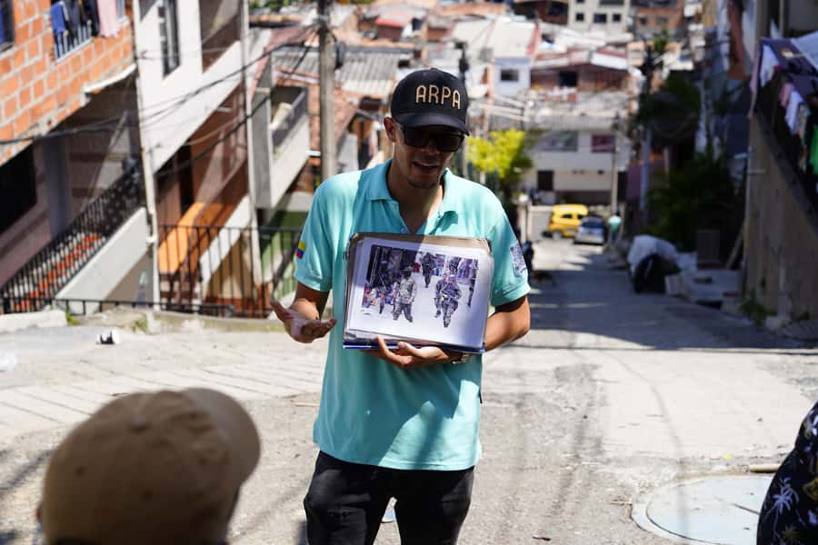 Medellín: Comuna 13 and Graffiti Guided Tour with a Local - The quieter alleys reveal a different side