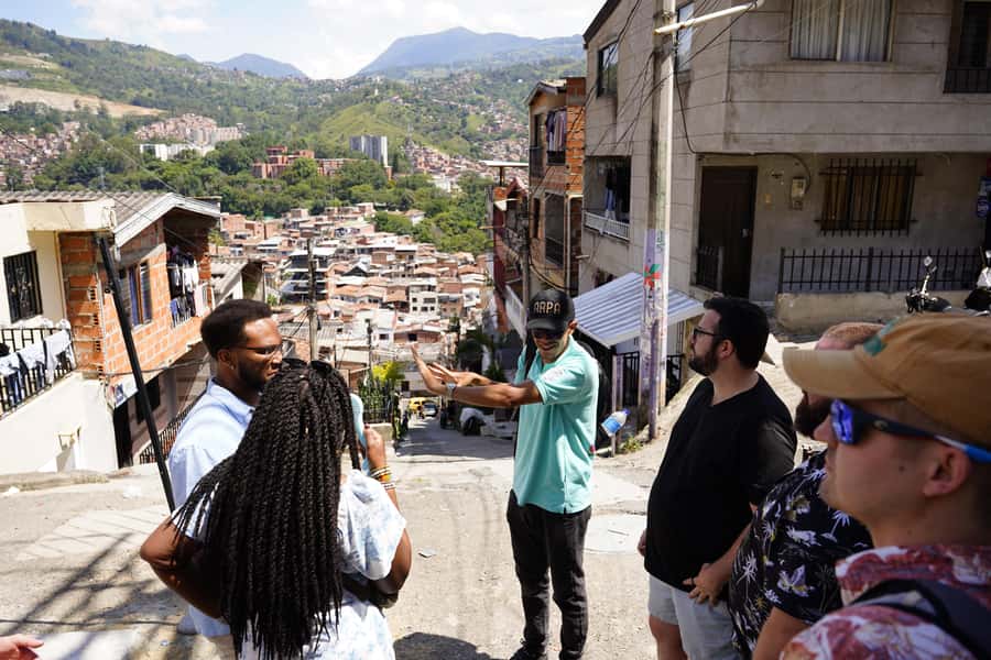 Medellín: Comuna 13 and Graffiti Guided Tour with a Local - A street dance show with real neighborhood energy