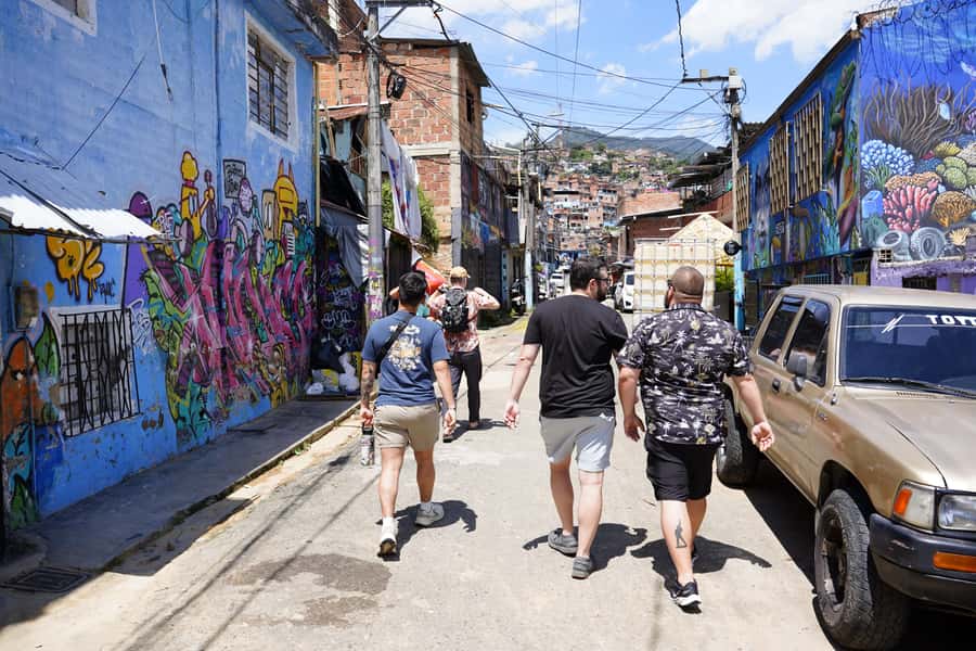 Medellín: Comuna 13 and Graffiti Guided Tour with a Local - A rooftop view, ice cream, and a small souvenir