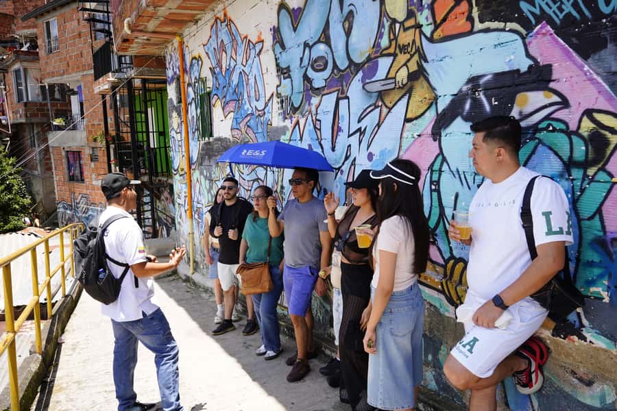 Medellín: Comuna 13 and Graffiti Guided Tour with a Local - Choosing the best departure time